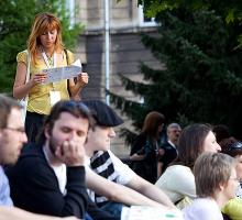 W oczekiwaniu na projekcję przed  Teatrem im. Adama Mickiewicza
