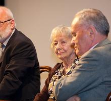 Wisława Szymborska, Jerzy Kronhold i Jan Pieszczachowicz podczas spotkania poświęconego twórczości Kornela Filipowicza